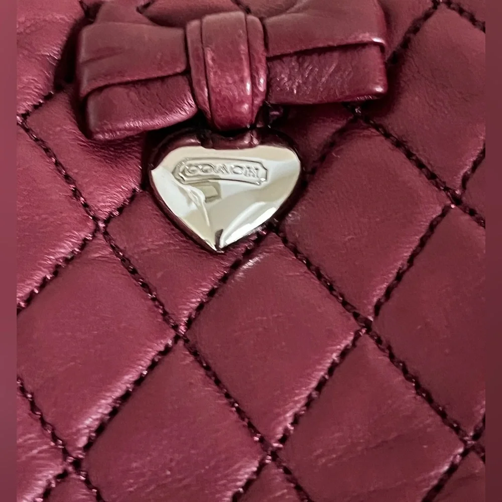 Coach
Quilted
Burgundy
Leather
Gloves Merino
Wool w/heart and bow . - Picture 4 of 6